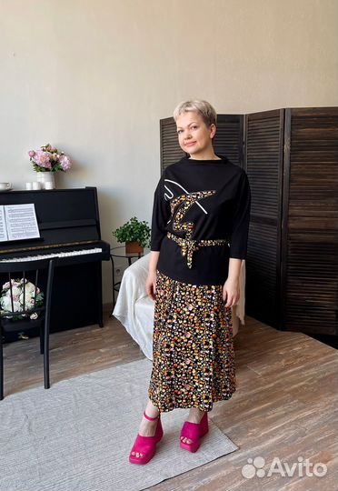 Костюм с юбкой яркий принт размер 48,50