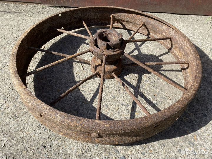 Металлическое колесо от трактора старое