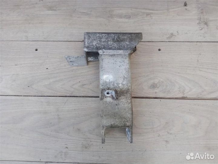 Кронштейн усилителя переднего бампера правый от B