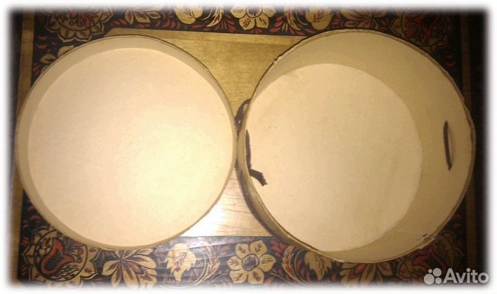 Старенькая картонная шляпная коробка