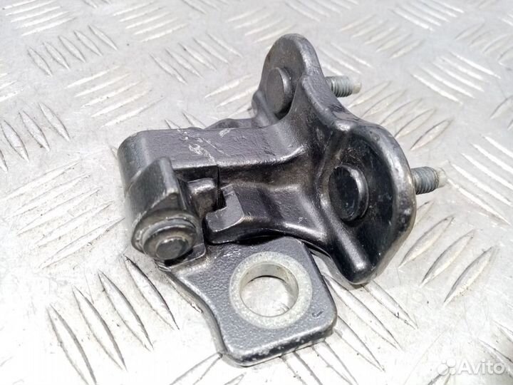 Б/У Петля двери задняя левая верхняя#001