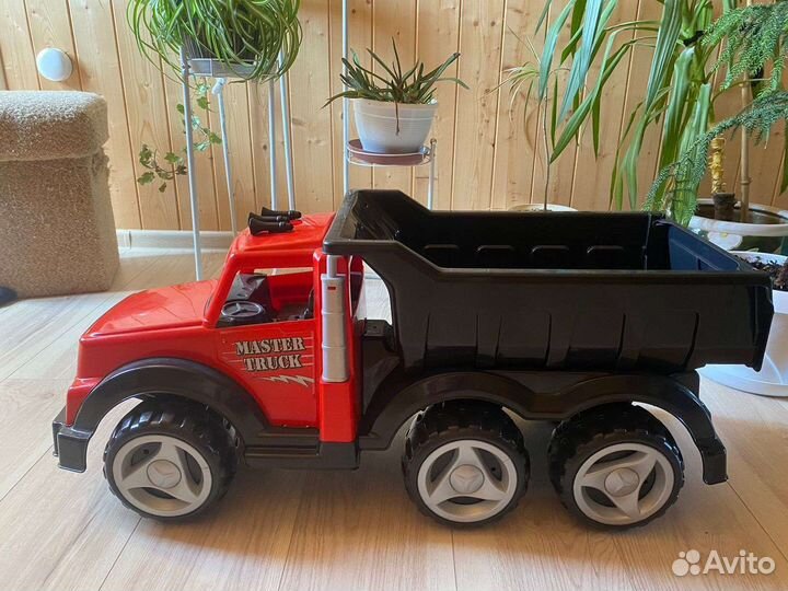 Большая игрушечная машина