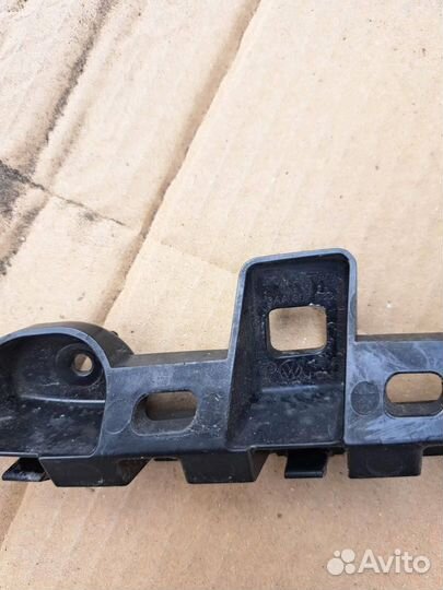 Направляющая переднего бампера левая VW Passat (B