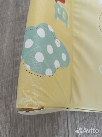 Пеленальный матрас с бортиками