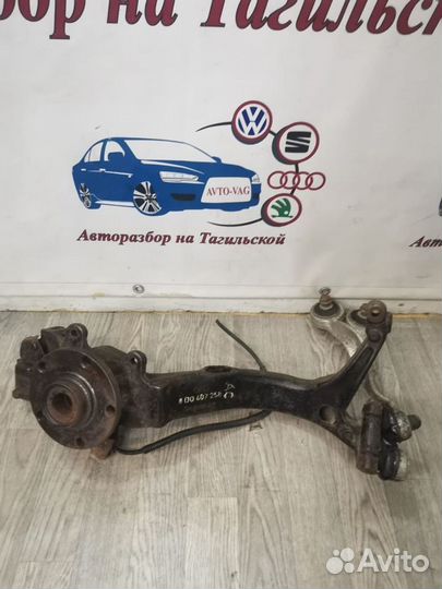 Кулак поворотный правый VW Passat B5 8d0407258ac