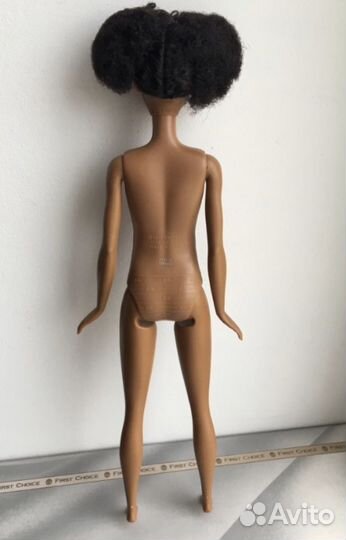 Барби-африканка на высоком теле