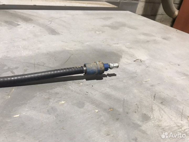 Трос стояночного тормоза правый Renault Sandero