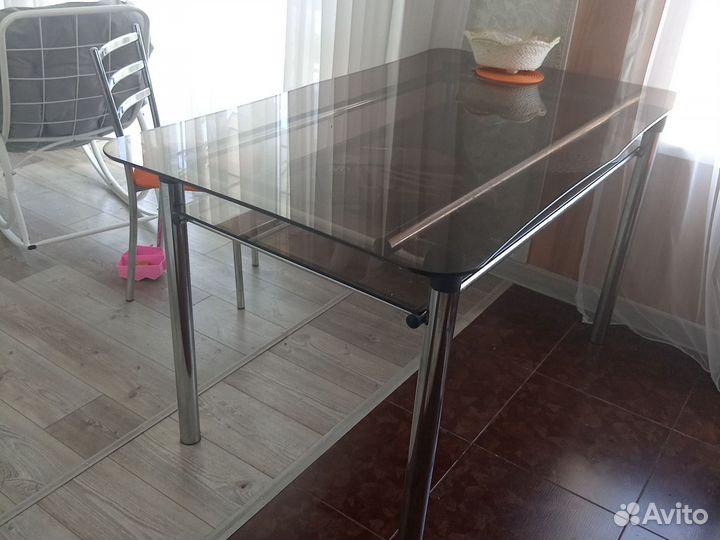 Кухонный стол стеклянный