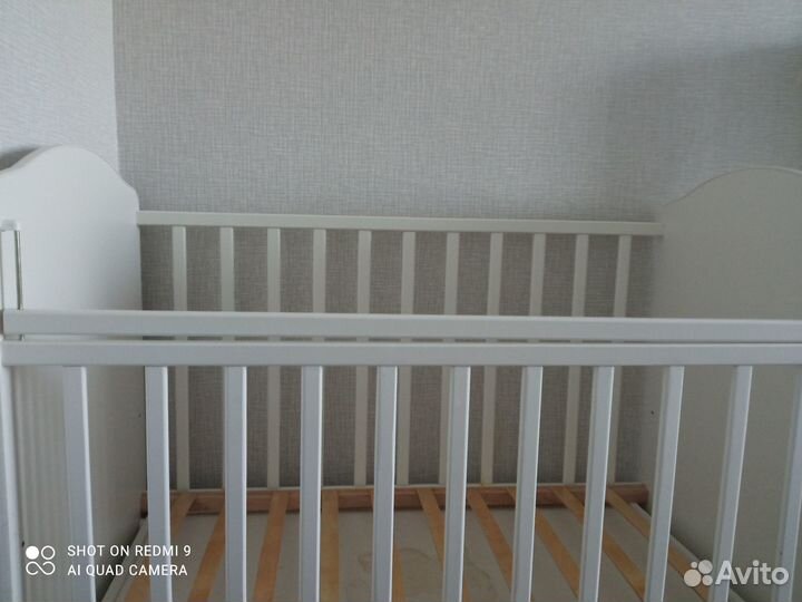 Детская кроватка с маятником