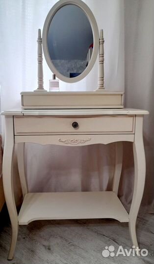 Туалетный столик с зеркалом