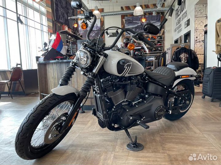 Street Bob 114 - 2021 Stone Washed White