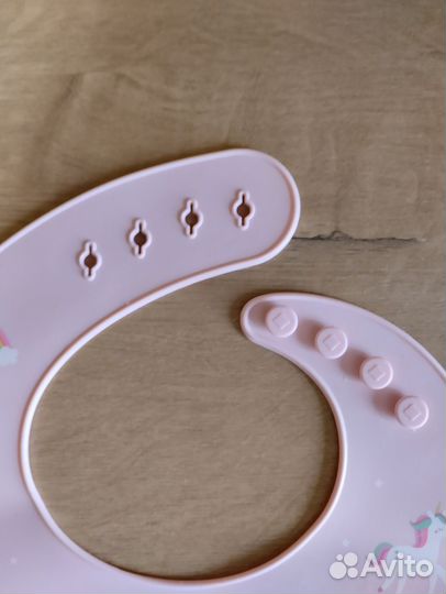 Силиконовый нагрудник розовый с единорогами