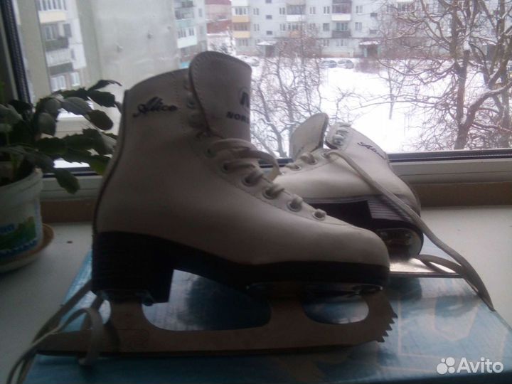 Коньки фигурные детские 28 размер