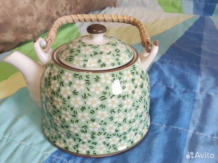 Заварочный чайник и чашки