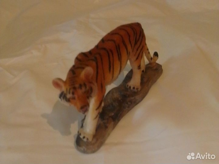 Статуэтка Игрушка тигр на подставке