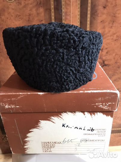 Женская шапка / каракуль