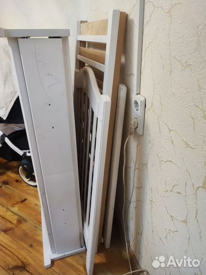 Детская кроватка с маятником