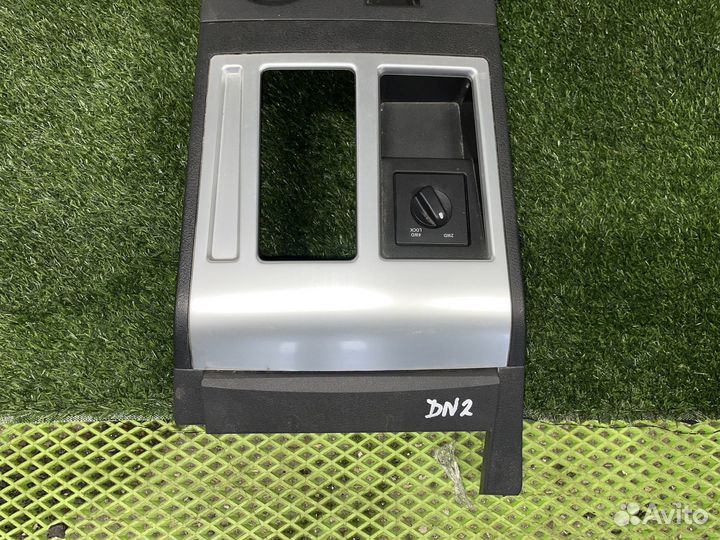 Центральная консоль (подлокотник) на Dodge Nitro K