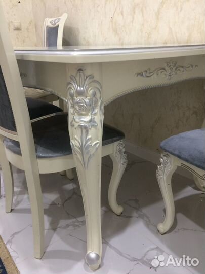 Стол со стульями