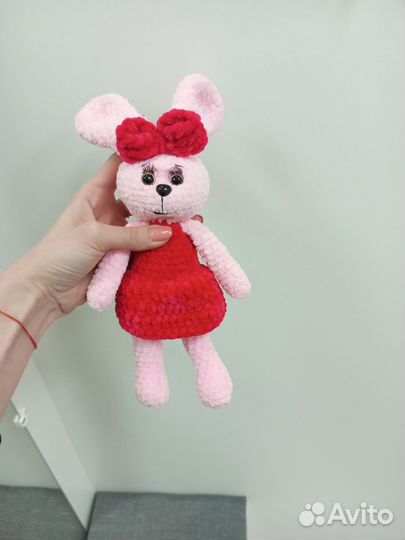 Игрушка зайка, вязанный заяц