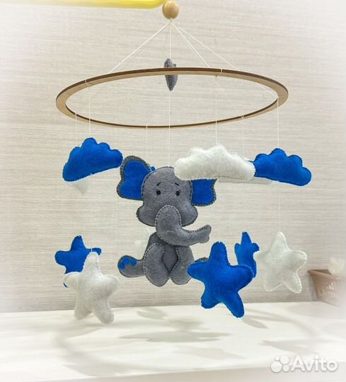 Мобиль ручной работы из фетра