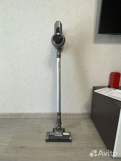 Вертикальный пылесос Redmond RV-UR381