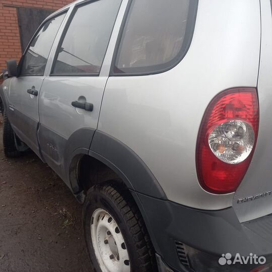 Chevrolet Niva 1.7 МТ, 2011, битый, 100 000 км