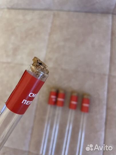 Пробирки для специй на деревянной подставке