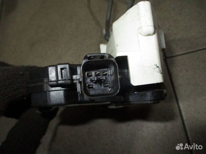 Замок двери передней левой Mitsubishi Lancer 9