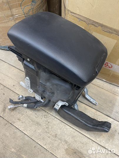 Подлокотник центральный Toyota Prado 150