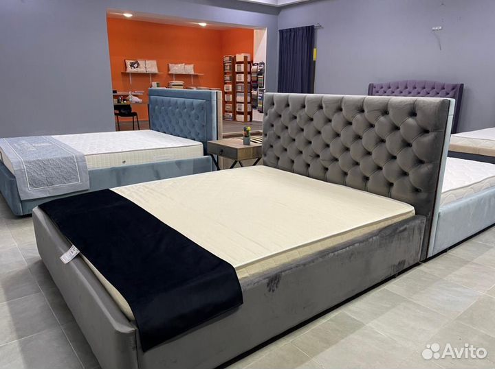 Новая двуспальная кровать с матрасом
