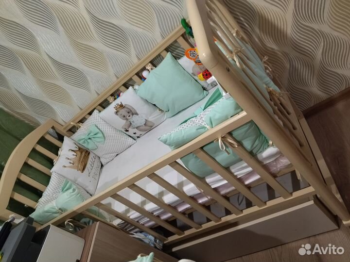 Детская кроватка с маятником