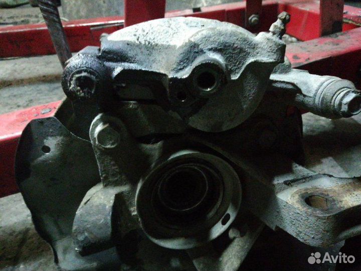 Суппорт тормозной передний правый Toyota Raum