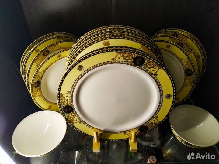 Набор тарелок фирмы Miracle Dynasty из фарфора