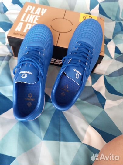 Продам футзалки новые