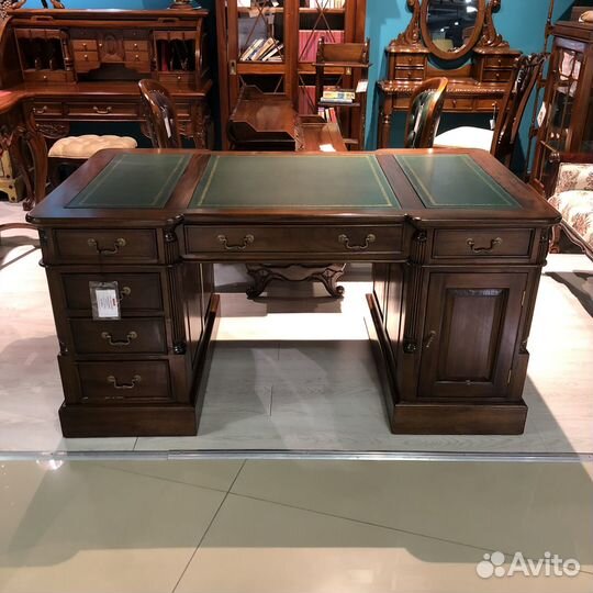 Письменный стол для руководителя с выставки