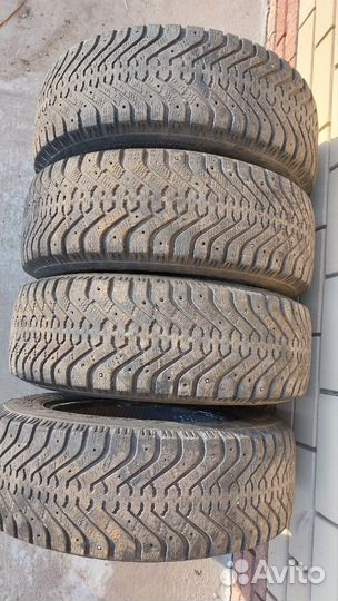 Goodyear UltraGrip 500 215/65 R16 98T