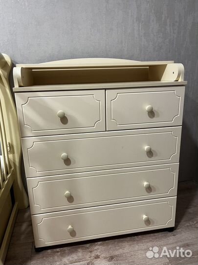 Детская кроватка и пеленальный комод