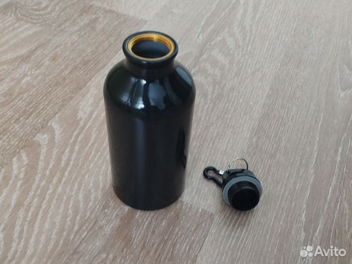 Металлическая бутылка по типу фляжки