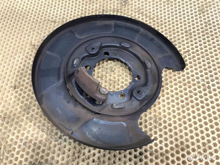 Щит опорный задний правый Nissan Teana (J31) 2005