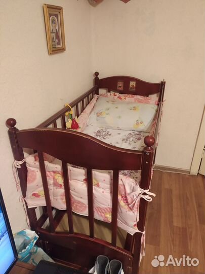 Детская кроватка с продольным маятником
