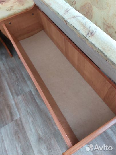 Кухонный уголок со столом и табуретками б/у