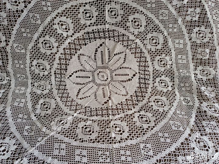 Ажурная вязаная скатерть