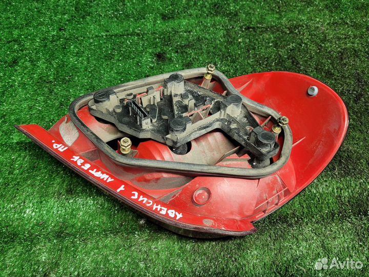 Фонарь задний правый на toyota Avensis T220