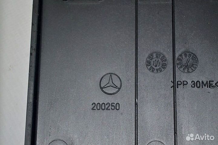 Отделения для хранения в торпеде mercedes-benz Act