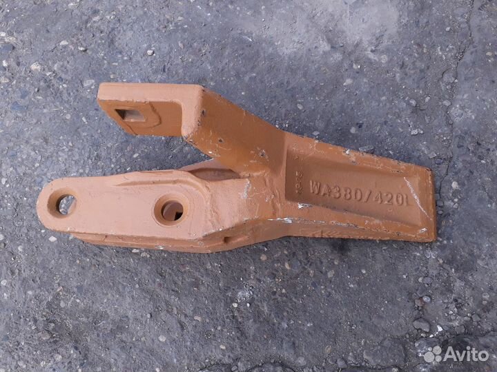 Зуб болтовой Komatsu WA 380 левый