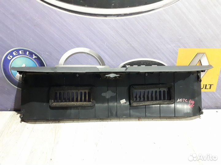 Накладка панели задка замка багажника Nissan note