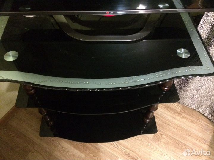 Стеклянный стол