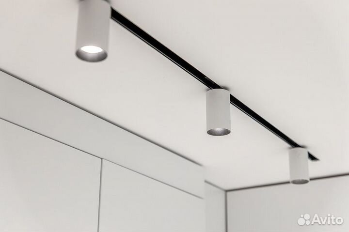 Шинопровод и светильники в натяжной потолок