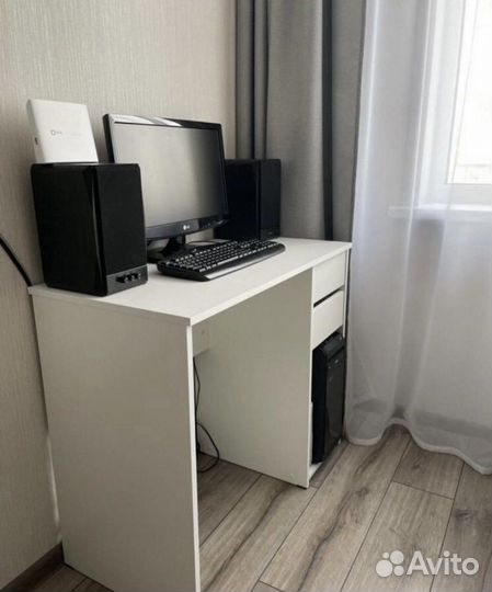 Письменный / компьютерный стол. Новый